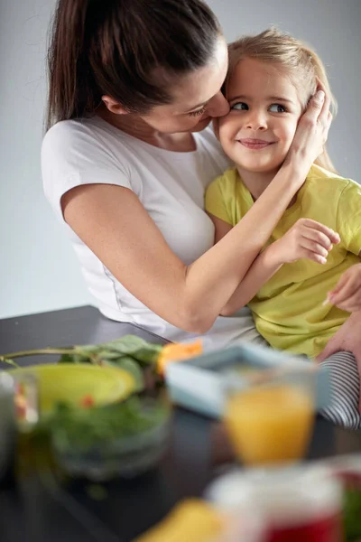 Young Mother Lovely Moments Her Daughter Breakfast Cheerful Atmosphere Home — Stock Photo, Image