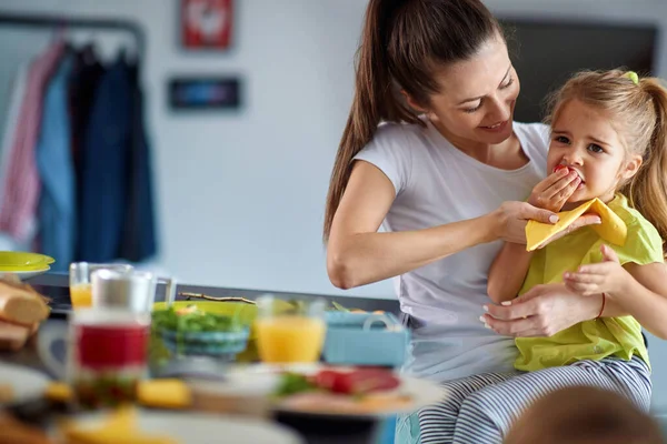 Mom Little Daughter Enjoying Breakfast Relaxed Atmosphere Home Together Family — Stock Photo, Image