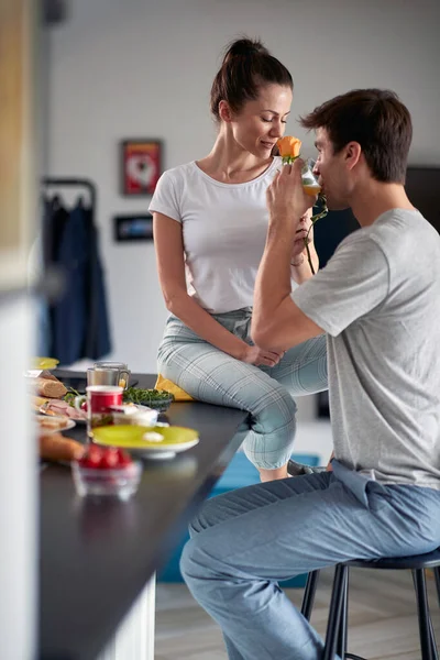 Sevgililer Günü Nde Evde Rahat Bir Ortamda Kahvaltıda Erkek Arkadaşından — Stok fotoğraf