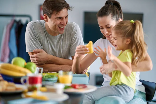 一个年轻的家庭一起在欢乐的家庭氛围中享用早餐 一家人 一起吃早餐 一起回家 — 图库照片