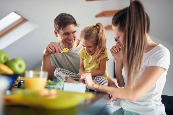 Uma Jovem Família Feliz Divertindo Depois Café Manhã Ambiente Alegre — Fotografia de Stock