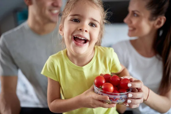 Ailesiyle Birlikte Evde Bir Aile Ortamında Çok Sevdiği Kiraz Domatesli — Stok fotoğraf