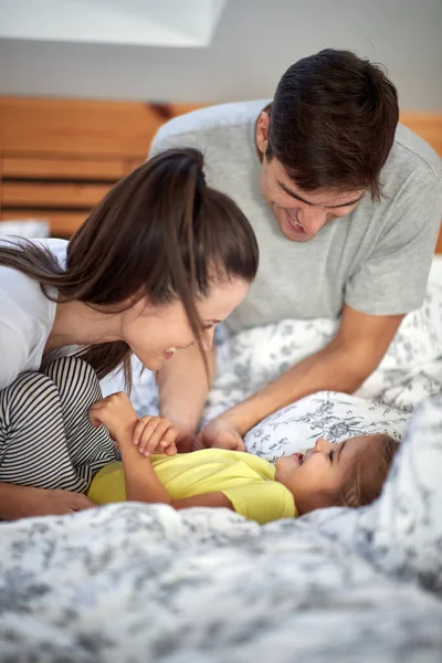 Unga Föräldrar Leker Med Sin Lilla Dotter Sovrummet Glad Atmosfär — Stockfoto