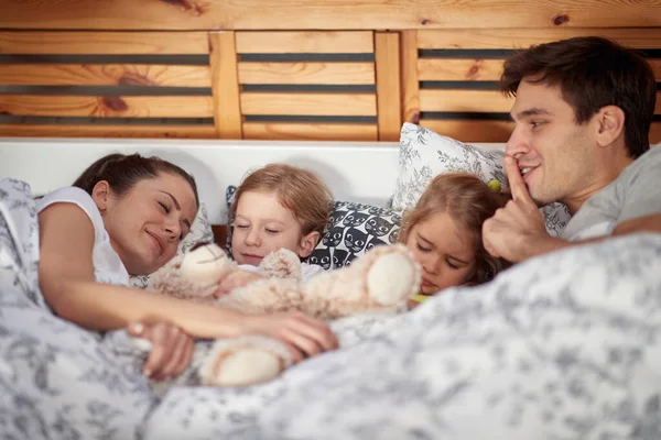 Νεαρή Ευτυχισμένη Οικογένεια Κοιμάται Στο Κρεβάτι Στο Σπίτι Μαζί Οικογένεια — Φωτογραφία Αρχείου