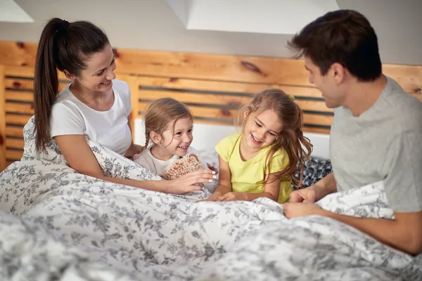 Kids Sneak Parent Bed Morning Family Home Together — Stock Photo, Image