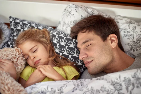 Baba Küçük Kızı Güzel Bir Sabah Uykusundalar Aile Birlikte — Stok fotoğraf