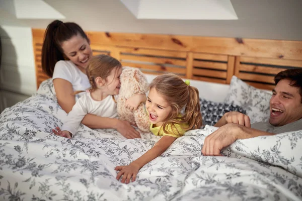 Unga Glada Familj Gillar Att Tillbringa Tid Tillsammans Sängen Morgonen — Stockfoto