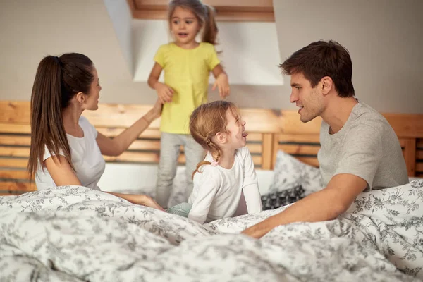 Mamma Och Pappa Njuter Sina Barn Sovrummet Morgonen Familj Hem — Stockfoto