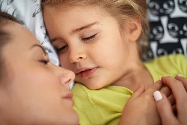 Liten Dotter Sorglös Sömn Med Sin Mamma Morgonen Familj Hem — Stockfoto