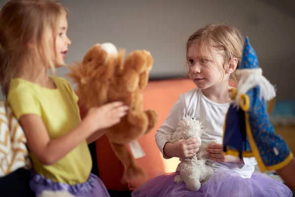 Una Hermanita Jugando Con Muñecas Ambiente Alegre Casa Niños Casa — Foto de Stock