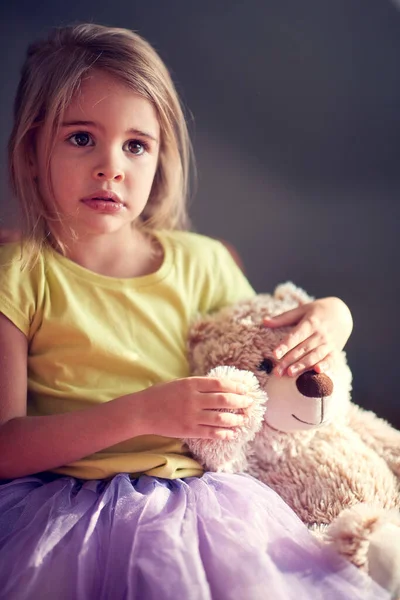 Uma Menina Triste Segurando Seu Ursinho Pelúcia Está Mau Humor — Fotografia de Stock