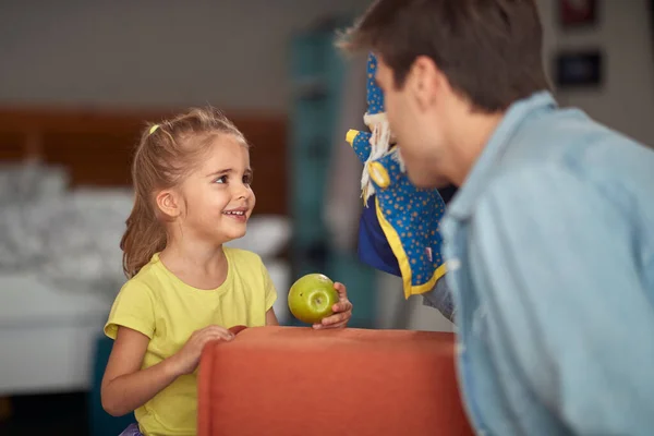 Uma Menina Ambiente Alegre Casa Desfrutando Seu Desempenho Pai Com — Fotografia de Stock