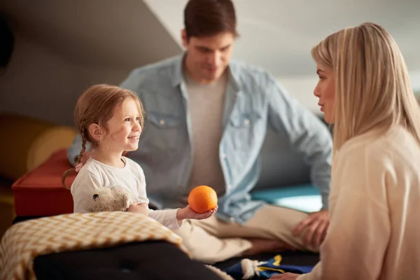 Junge Eltern Spielen Mit Ihrer Kleinen Tochter Fröhlicher Atmosphäre Hause — Stockfoto