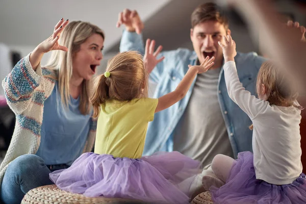 Junge Eltern Imitieren Mit Ihren Kleinen Töchtern Fröhlicher Atmosphäre Hause — Stockfoto