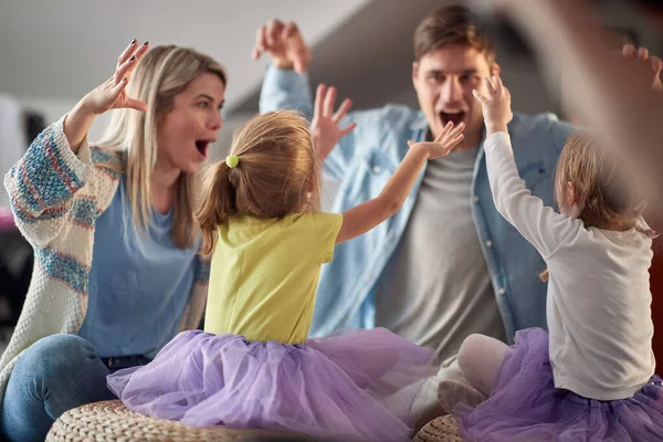 Jovens Pais Imitando Monstros Com Suas Filhas Ambiente Alegre Casa — Fotografia de Stock