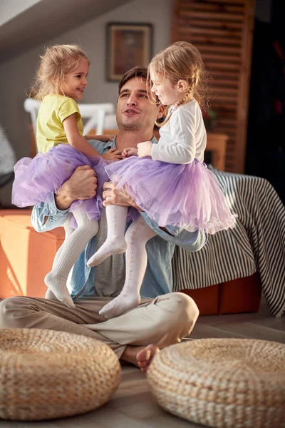 Padre Joven Sosteniendo Sus Hijas Brazos Mientras Juegan Ambiente Alegre — Foto de Stock