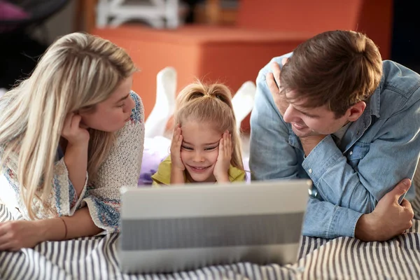 Μαμά Και Μπαμπάς Παρακολουθούν Περιεχόμενο Laptop Την Κόρη Τους Μια — Φωτογραφία Αρχείου
