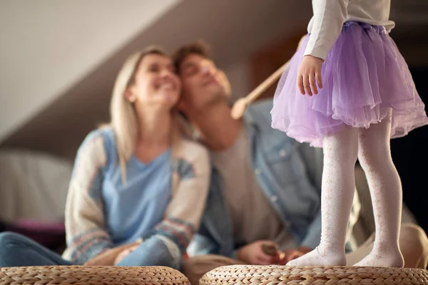 Maman Papa Regardent Leur Petite Fille Danser Dans Une Atmosphère — Photo