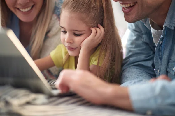 Mała Córeczka Miłej Atmosferze Domu Uczy Się Obsługi Komputera Mamy — Zdjęcie stockowe