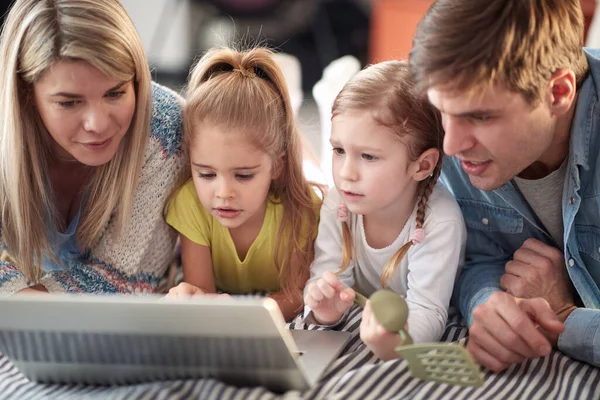Ung Lycklig Familj Tittar Laptop Innehåll Tillsammans Avslappnad Atmosfär Hemma — Stockfoto