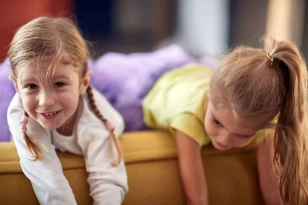 Hermanitas Jugando Ambiente Alegre Casa Juntas Niños Jugando Casa Juntos — Foto de Stock