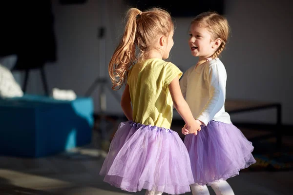 Petites Sœurs Dansant Dans Une Ambiance Joyeuse Maison Ensemble Enfants — Photo