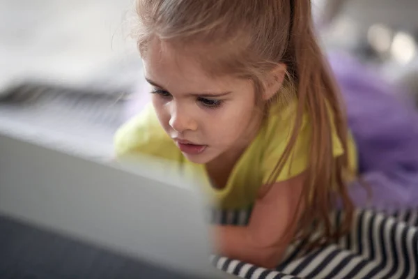 Egy Kislány Laptoptartalmat Néz Nyugodt Légkörben Otthon Gyerek Játék Otthon — Stock Fotó