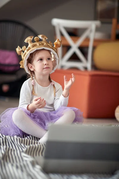 Una Bambina Seduta Sul Pavimento Che Gioca Atmosfera Rilassata Casa — Foto Stock