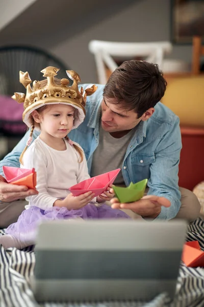 Dad His Little Daughter Playing Boats Made Paper Relaxed Atmosphere — Stock Photo, Image