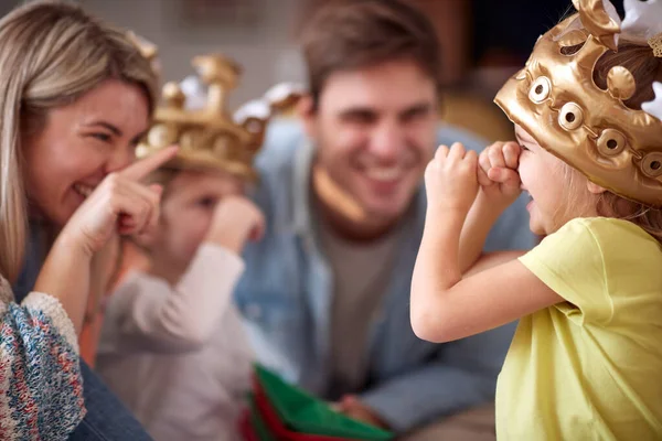 Kinder Spielen Mit Ihren Eltern Lustige Spiele Fröhlicher Atmosphäre Hause — Stockfoto