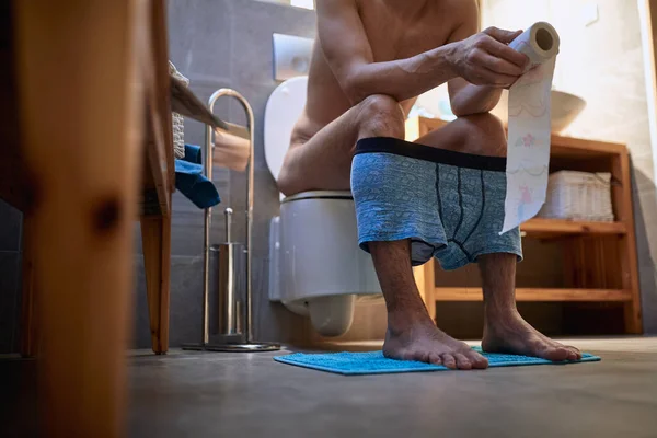 Joven Que Hace Las Necesidades Mañana Ambiente Privado Del Baño — Foto de Stock