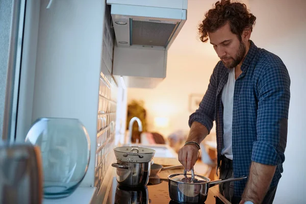 Junger Mann Bereitet Entspannter Atmosphäre Der Küche Eine Mahlzeit Herd — Stockfoto