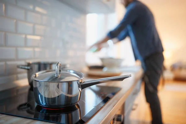Ein Junger Mann Entspannter Atmosphäre Der Küche Küche Hausarbeit Quarantäne — Stockfoto