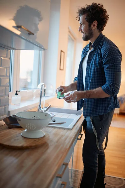 Junger Mann Genießt Die Hausarbeit Entspannter Atmosphäre Der Küche Küche — Stockfoto