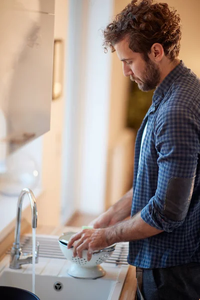 Diligent Young Man Washing Dishes Relaxed Atmosphere Kitchen Kitchen Housework — Stock Photo, Image