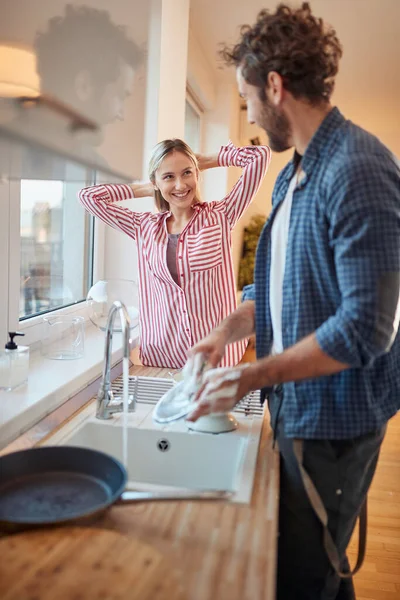 Genç Bir Çift Mutfakta Rahat Bir Atmosferde Işi Yapıyor Mutfak — Stok fotoğraf