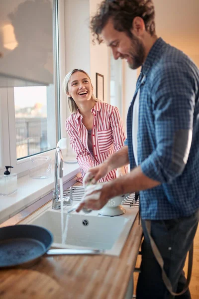 Ein Junges Paar Das Fröhlicher Atmosphäre Gemeinsam Der Küche Hausarbeit — Stockfoto
