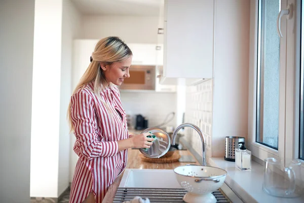 Gadis Muda Mencuci Piring Dalam Suasana Santai Dapur Dapur Pekerjaan — Stok Foto