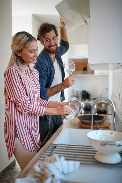 Jovem Casal Que Gosta Lavar Pratos Atmosfera Alegre Juntos Cozinha — Fotografia de Stock