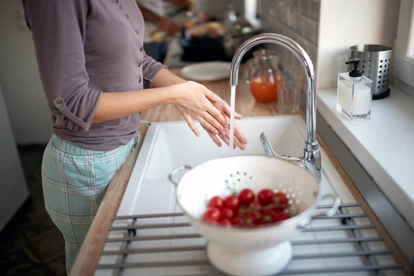 Seorang Gadis Muda Dapur Mencuci Tomat Ceri Untuk Salad Sayuran — Stok Foto