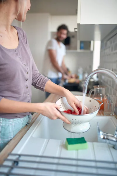 Mutfakta Genç Bir Kız Sağlıklı Bir Salata Için Vişneli Domatesleri — Stok fotoğraf