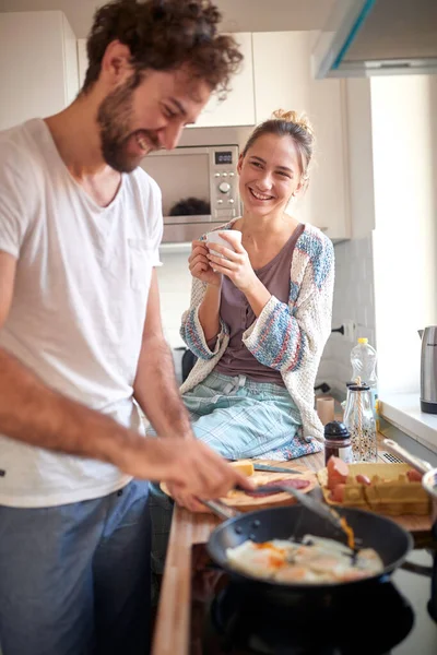 Young Man Showing His Cooking Skills His Girlfriend Beautiful Morning — Stock Photo, Image