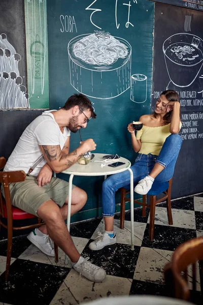 Urbana Par Som Tar Drink Tillsammans Ett Café — Stockfoto