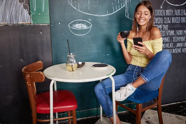 Junge Frau Genießt Kaffee Allein Einem Café Während Sie Plaudert — Stockfoto