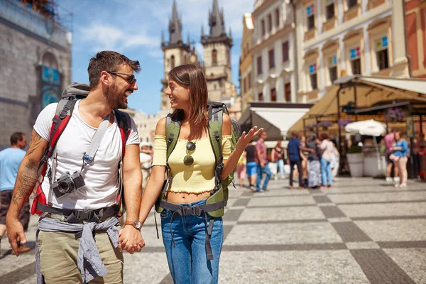 Prag Gezen Turist Çifti Gezgin Yaşam Tarzı — Stok fotoğraf