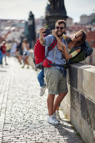 Turistický Pár Selfie Praze — Stock fotografie