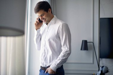 Genç işadamı, güzel bir sabah otel odasından gelen telefonla iş gününe başlıyor. Otel, iş, insanlar.