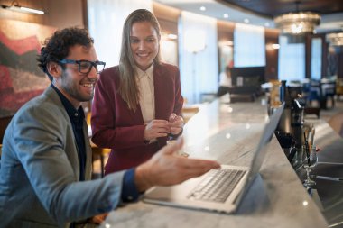 Genç iş arkadaşları, barda rahat bir ortamda kahve molasında iş anlaşmasından bahsediyorlar. İş, insanlar, bar.