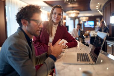 Genç meslektaşlarım çalışma ortamında iş planlarından bahsediyorlar. Bir kahve molasında. İş, insanlar, bar.
