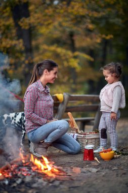 Anne ve kızı ormanda pikniğe gittiler.